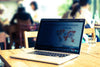 45TcgFO4St6vHUcv7gEw_Targus_20Magnetic_20Privacy_20screen_yv-com-hk_lifestyle17.jpg