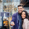tMzMkgldRcOD14QnbDtU_White-Smart-Selfie-Stick-HuggingCouple_01.jpg